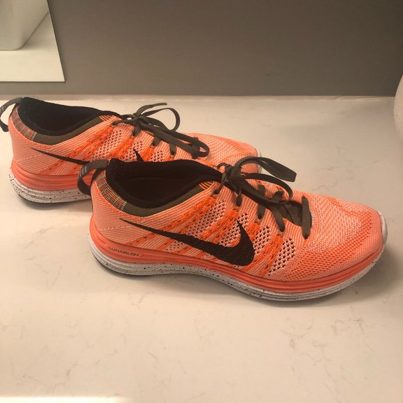 EUC Nike Flyknit 8 Runners Size 8 - Picture 2 of 7